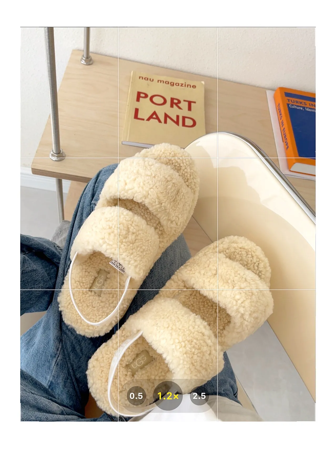 💰440 UGG sheepskin all-in-one snow boots 0876 new autumn and winter style Zhou Dongyu's same style furry slippers Product name: Ovlafita, Longfeng Teddy fur muffin bottom slippers, new at the counter simultaneously It is an upgraded version of the classic oh yeah sandals, the corrugated sheepskin material is used to make it more fashionable and cool, the heel strap is the highlight of the entire design, the muffin bottom visually increases, good news for small sisters, large quantities in stock Code number: 35-41 Color: white, gray, black, pink, army green, maroon